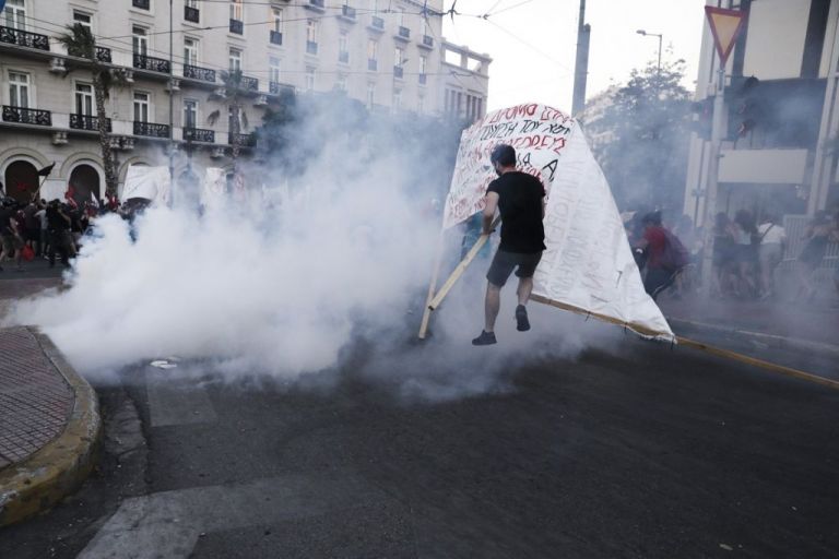 Πισώπλατη επίθεση από αστυνομικό καταγγέλλει διαδηλωτής