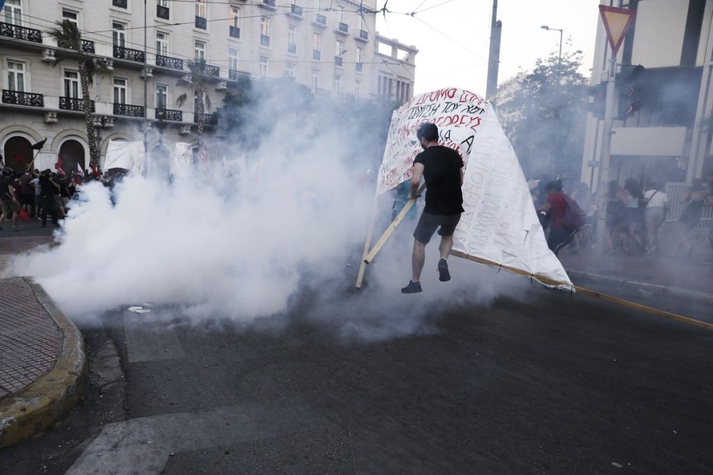 Πισώπλατη επίθεση από αστυνομικό καταγγέλλει διαδηλωτής
