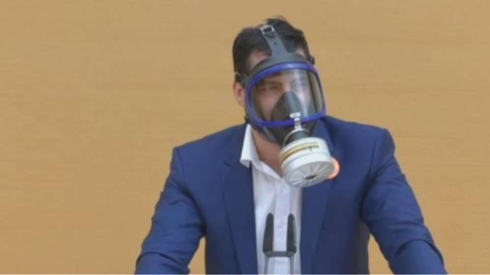 Βαυαρία: Βουλευτής εμφανίστηκε με μάσκα αερίων κοροϊδεύοντας τα μέτρα για τον κοροναϊό
