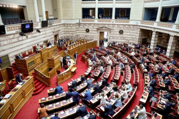 Ένταση στη Βουλή με βουλευτή του ΣΥΡΙΖΑ – Διεκόπη η συνεδρίαση