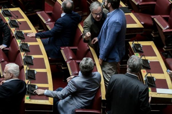 Βουλή : Εκφράσεις και χειρονομίες καφενείου από βουλευτή του ΣΥΡΙΖΑ