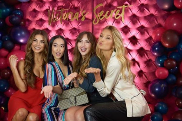 Νέο αγγελάκι της Victoria Secret στα σοκάκια της Μυκόνου