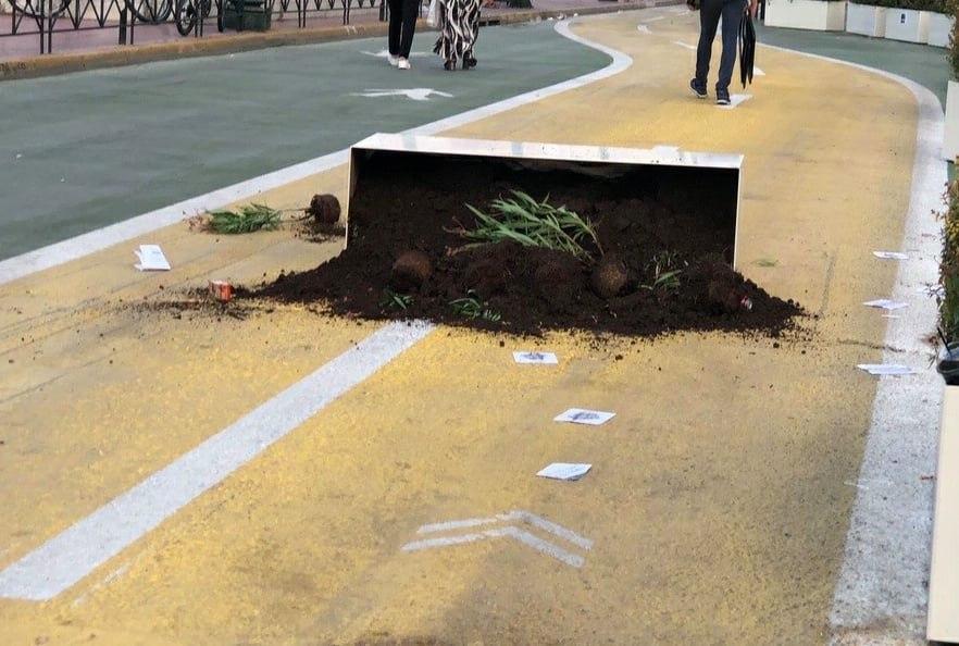 Συνεργεία καθάρισαν τις ζαρντινιέρες του «Μεγάλου Περιπάτου» από τα γκράφιτι