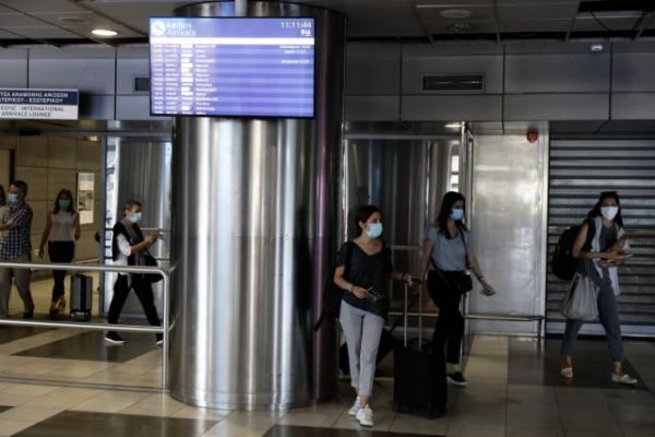 Δεύτερη μέρα με ανοιχτά σύνορα: Πώς υποδέχτηκαν τους τουρίστες σε αεροδρόμια και λιμάνια