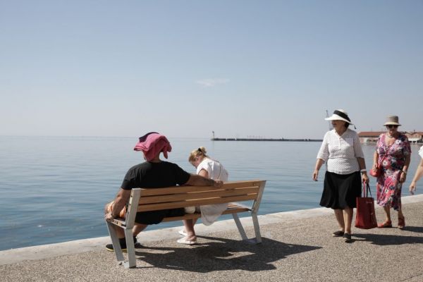 Καιρός: O Ιούλιος φεύγει με αφόρητη ζέστη – Πού θα χτυπήσει 40αρια το θερμόμετρο