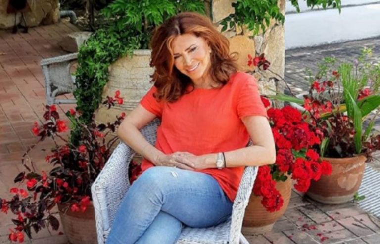 Μιμή Ντενίση: Ποζάρει με μαγιό και σκύλο….ασορτί!