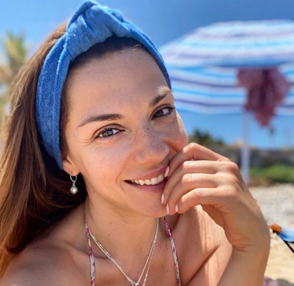 Βάσω Λασκαράκη : Χορεύει κρητικά τρισευτυχισμένη στο γαμήλιο πάρτι της