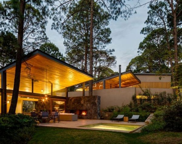 Σπίτια στο δάσος από ηφαιστειακές πέτρες