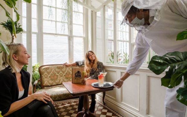 Με στολές μελισσοκόμων σερβίρουν τους πελάτες σε μπαρ του Λονδίνου