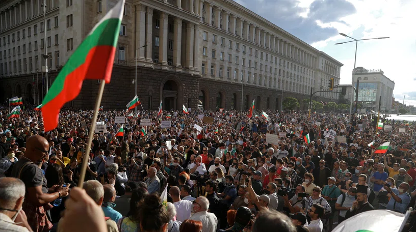 Βουλγαρία: Τρεις τραυματίες σε μεγάλη αντικυβερνητική διαδήλωση – Επιχείρησαν να εισβάλουν στη Βουλή