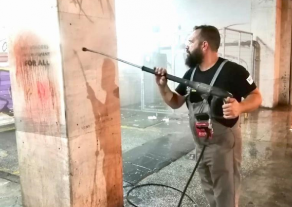 Νέα επιχείρηση αντιγκράφιτι από τον δ. Αθηναϊων – Καθάρισαν όλη την οδό Αθηνάς [Εικόνες]