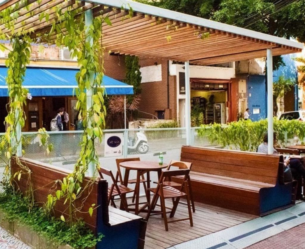 Τι είναι τα «parklets» και γιατί έχουν γίνει ανάρπαστα λόγω κοροναϊού;