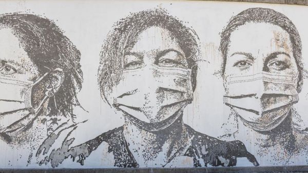 Φόρος τιμής στους επαγγελματίες υγείας από τον street artist Vhils