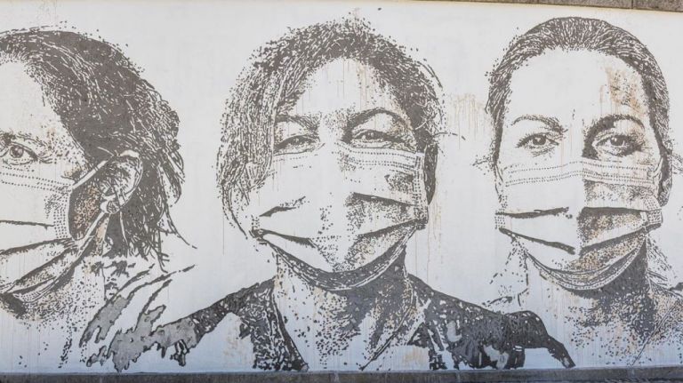 Φόρος τιμής στους επαγγελματίες υγείας από τον street artist Vhils