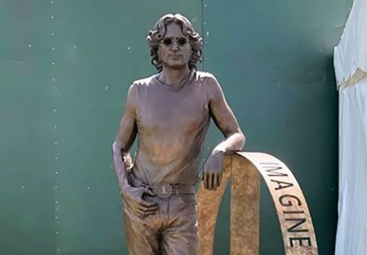 Άγαλμα του Τζον Λένον σε περιφορά για τα 80α γενέθλιά του
