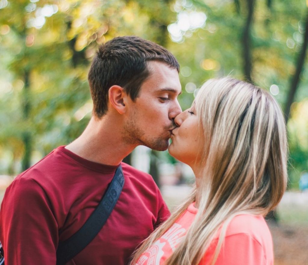 Όταν το φιλί «σπάει» παγκόσμια ρεκόρ σε… βακτήρια και σχέσεις
