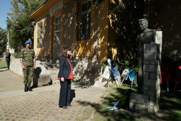 ΠτΔ: Τιμούμε όσους αγωνίστηκαν για τη Δημοκρατία – Κατάθεση στεφάνου στο ΕΑΤ-ΕΣΑ