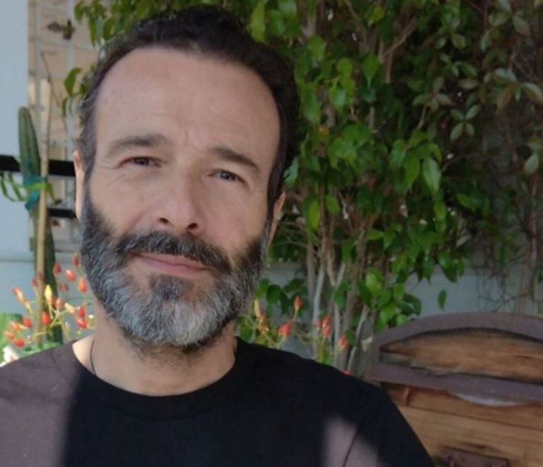 Θανάσης Ευθυμιάδης: Ποζάρει ολόγυμνος και εξηγεί τον λόγο