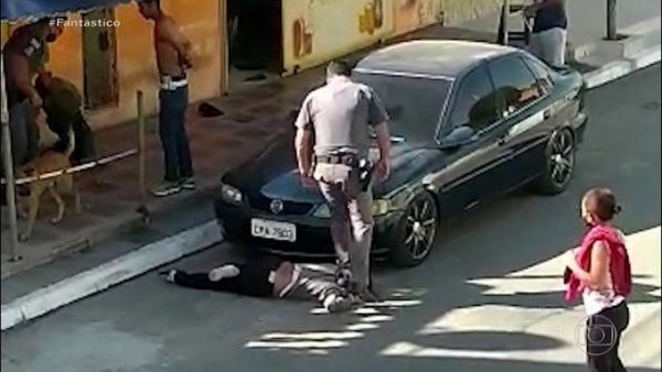 Βραζιλία: Σοκ προκαλεί βίντεο με αστυνομικό που πατάει στον λαιμό μαύρη γυναίκα