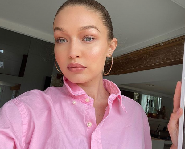 Gigi Hadid: Δείχνει για πρώτη φορά τη φουσκωμένη της κοιλίτσα