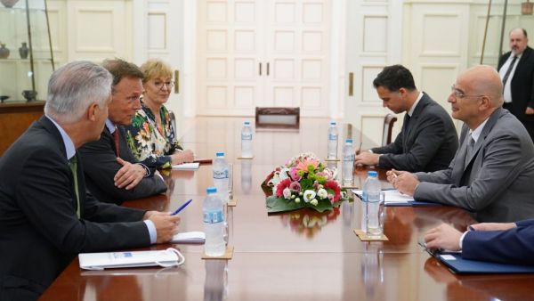 Συνάντηση Δένδια με τον αντιπρόεδρο της Γερμανικής Βουλής