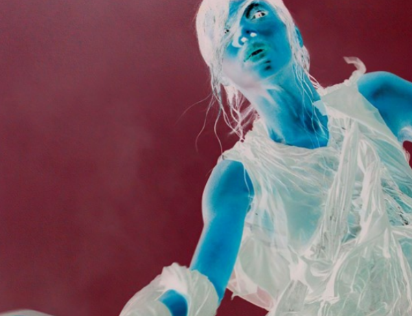 Ο Νικ Νάιτ υπογράφει το φιλμ για τη νέα συλλογή Maison Margiela