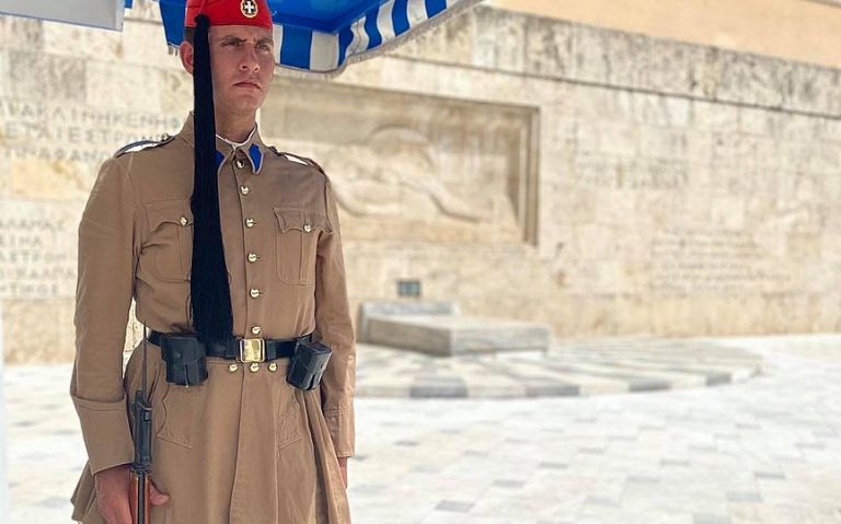 Ο ομογενής που απέκτησε ελληνικό διαβατήριο για να μπει στην Προεδρική Φρουρά – «Ήταν όνειρό μου»