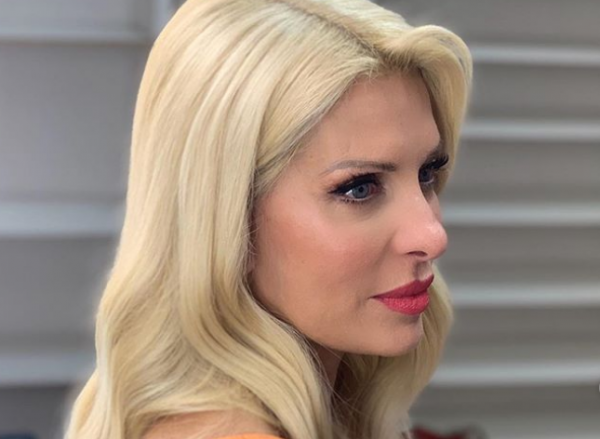 Ελένη Μενεγάκη : Ποζάρει στου σπιτιού της την αυλή και το Instagram παραμιλά