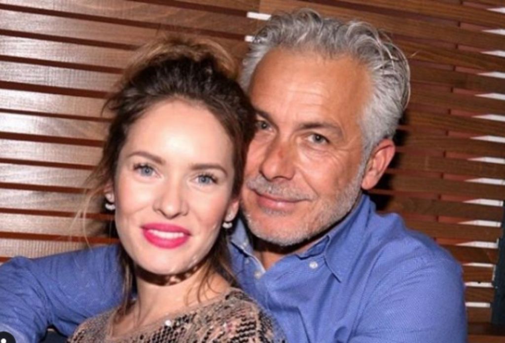 Ανίτα Μπραντ – Χάρης Χριστόπουλος: Εξιτήριο από το νοσοκομείο αγκαλιά με τον μπέμπη τους