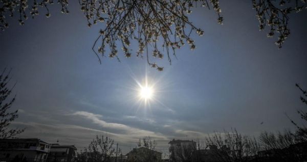 Καιρός : Ηλιοφάνεια αλλά και καταιγίδες την Κυριακή – Δείτε που θα βρέξει