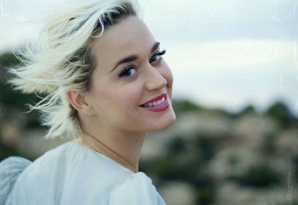 Κέιτι Πέρι : Ποζάρει σε προχωρημένη εγκυμοσύνη και το Instagram παραμιλά