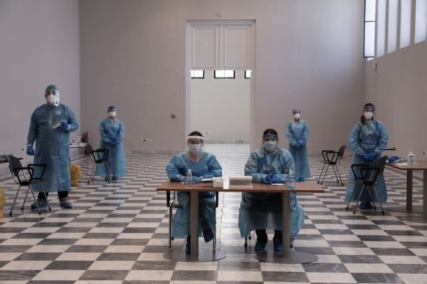 Κοροναϊός : Η αναζωπύρωση φέρνει το «Plan B» – Ποια μέτρα βρίσκονται στο τραπέζι