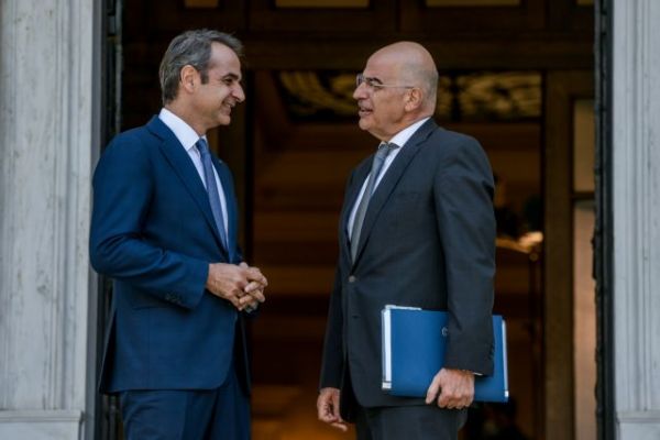 Συνάντηση Μητσοτάκη – Δένδια, επικοινωνίες με Παναγιωτόπουλο και Φλώρο