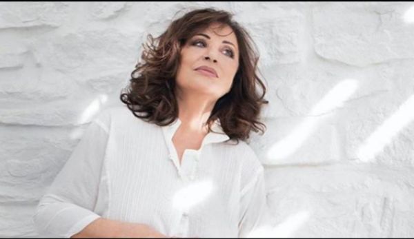 Χάρις Αλεξίου: Επιστρέφει στην σκηνή σε ρόλο – έκπληξη