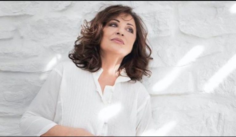 Χάρις Αλεξίου: Επιστρέφει στην σκηνή σε ρόλο – έκπληξη