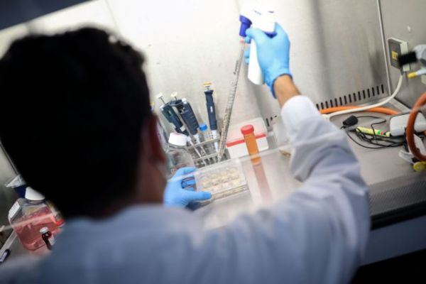 Κοροναϊός : Ασφαλές και ελπιδοφόρο το εμβόλιο της Οξφόρδης, σύμφωνα με το BBC