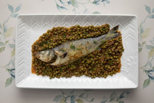 Λαβράκι με αρακά και σάλτσα μουστάρδας