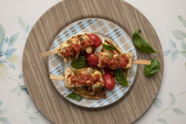 Σουβλάκι κοτόπουλο με σάλτσα ντομάτας