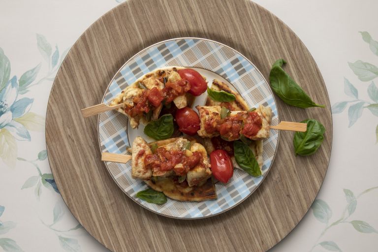 Σουβλάκι κοτόπουλο με σάλτσα ντομάτας