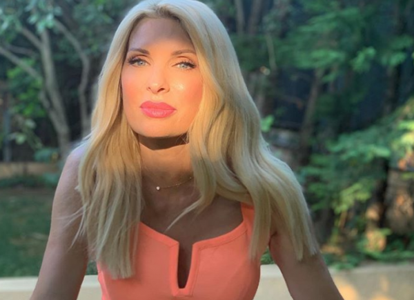 Ελένη Μενεγάκη : Παιχνίδια στη θάλασσα με την κόρη της