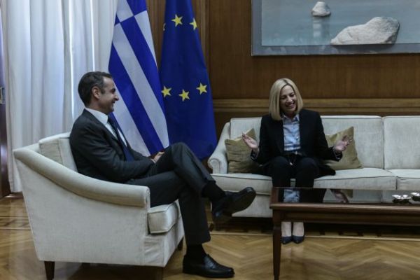 Σε εξέλιξη η συνάντηση του Μητσοτάκη με την Γεννηματά