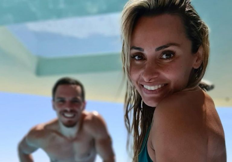 Βασιλική Μιλλούση : Ποζάρει με φουσκωμένη κοιλίτσα αγκαλιά με την κόρη της