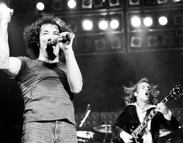 AC/DC: Στη δημοσιότητα vintage βίντεο του «You Shook Me All Night Long»