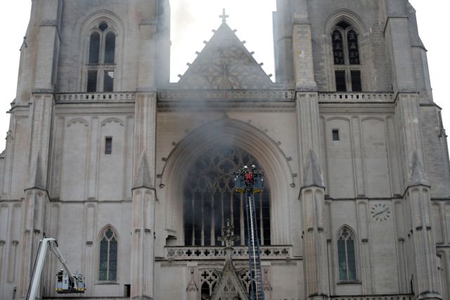 Γαλλία : Μεγάλη φωτιά στον καθεδρικό ναό στη Νάντη