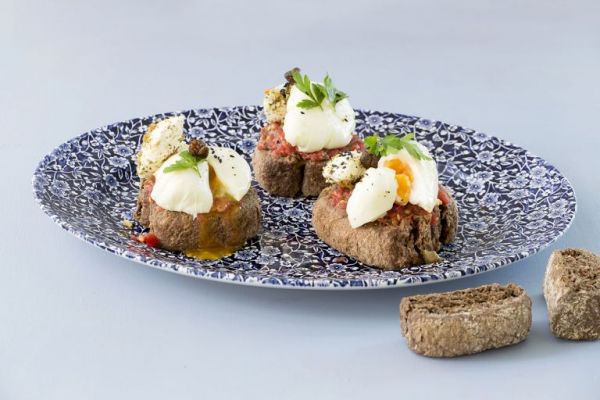 Ντακάκια με αβγά ποσέ και ξινομυζήθρα