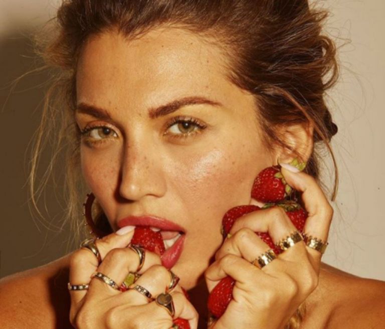 Κωνσταντίνα Σπυροπούλου: Ντύθηκε Μέριλιν Μονρόε και «έκοψε» την ανάσα του Νίκου Μουτσινά