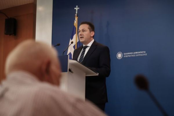 Πέτσας για αναδρομικά: Δεν χρειάζεται να κάνουν προσφυγές στο ΣτΕ οι συνταξιούχοι