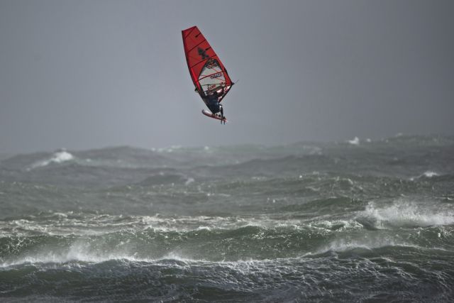Σοκαριστικός τραυματισμός σέρφερ στη Μύκονο