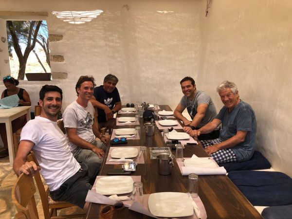 Στιγμές χαλάρωσης για τον Αλέξη Τσίπρα και τη Μπέτυ Μπαζιάνα