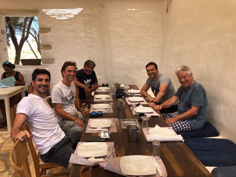 Στιγμές χαλάρωσης για τον Αλέξη Τσίπρα και τη Μπέτυ Μπαζιάνα